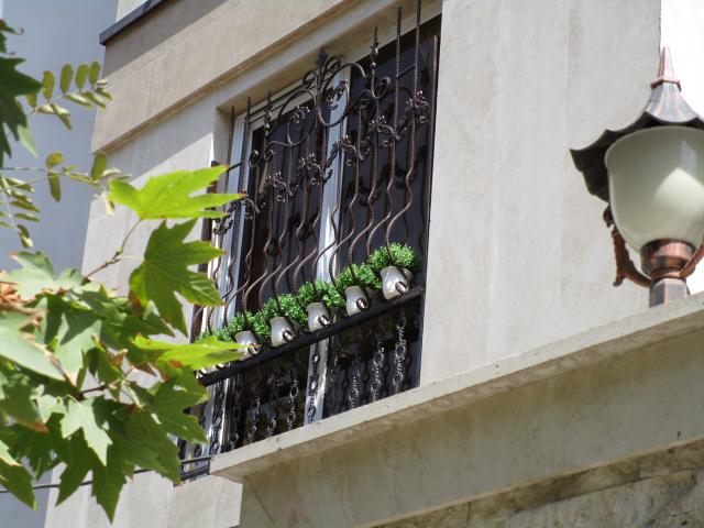 حفاظ پنجره با گلدان